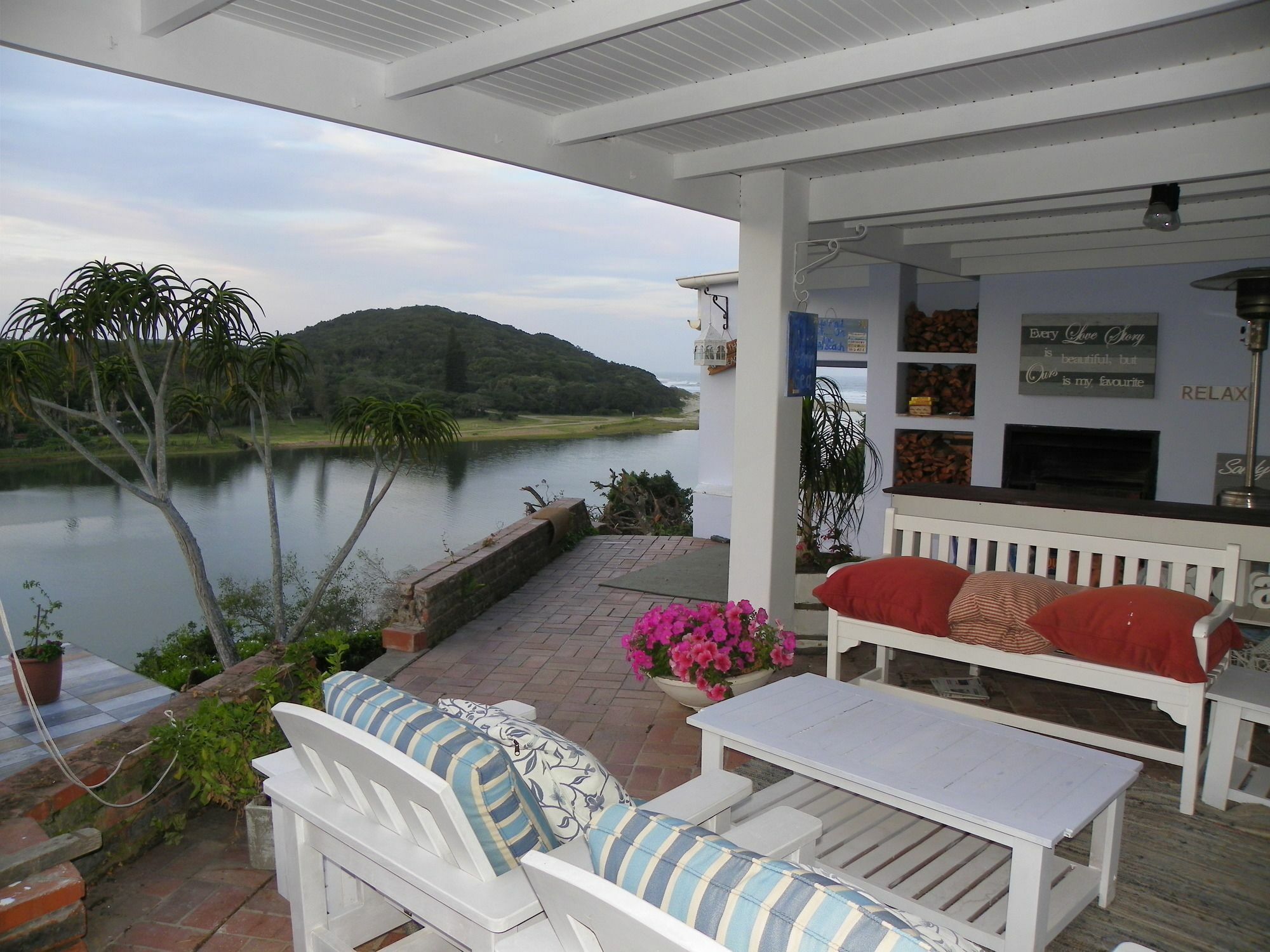 Blue'S Guest House - East London Bonza Bay Exterior foto