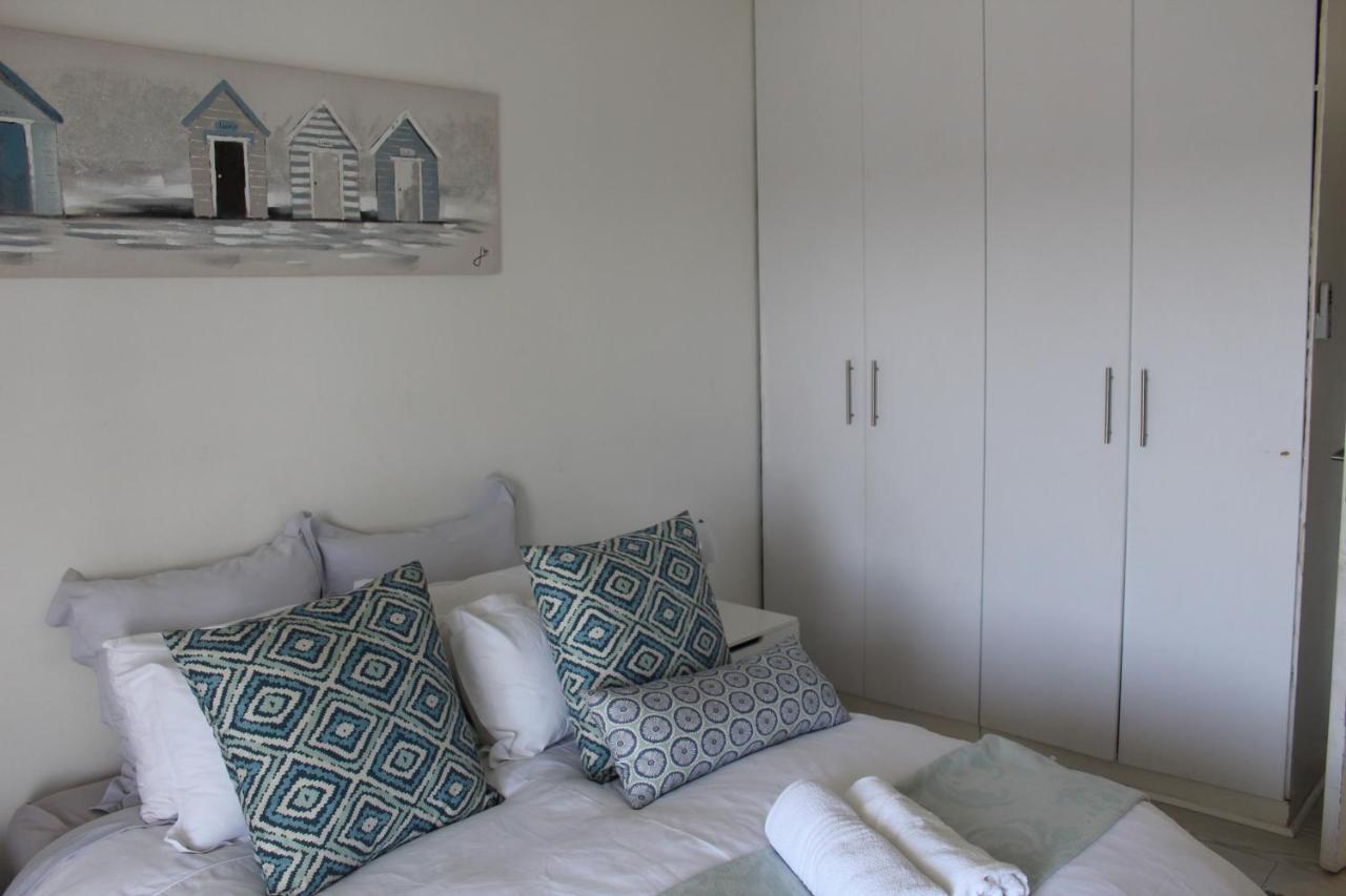 Blue'S Guest House - East London Bonza Bay Exterior foto